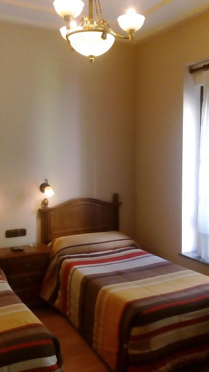 ホテル オスタル グラナダ サラマンカ 部屋 写真